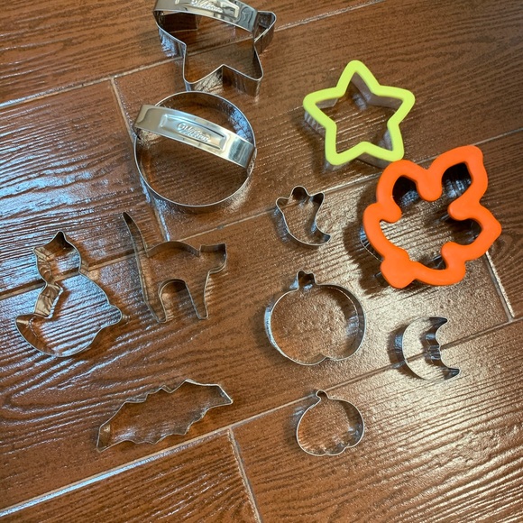 Wilton Other - Wilton cookie cutters. Fall theme